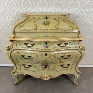 Scrivania antica veneziana bombata, cassettiera floreale dipinta a mano, mobile da scrittura rococò