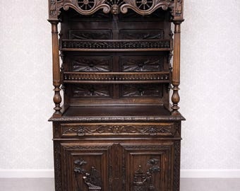 Credenza antica bretone in legno intagliato.