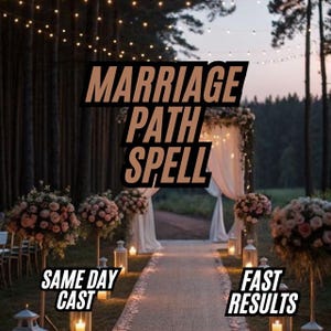 Op de afbeelding: Een buitenbruiloftceremonie met een pad omzoomd door kaarsen en bloemstukken. De tekst "MARRIAGE PATH SPELL" is prominent weergegeven, met daarnaast "SAME DAY CAST" en "FAST RESULTS".