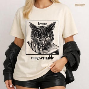 Camiseta Comfort Colors Become Ungovernable Cat, Camiseta Feminista Divertida, Gráfico de Gato Gótico Vintage, Camiseta de Resistencia, Regalo Sarcástico para Mamá de Gatos imagen 1
