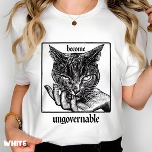 Camiseta Comfort Colors Become Ungovernable Cat, Camiseta Feminista Divertida, Gráfico de Gato Gótico Vintage, Camiseta de Resistencia, Regalo Sarcástico para Mamá de Gatos imagen 3