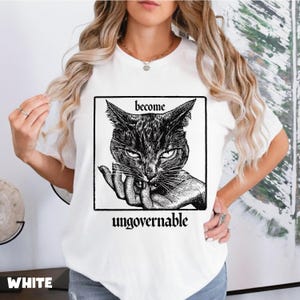 Camiseta Comfort Colors Become Ungovernable Cat, Camiseta Feminista Divertida, Gráfico de Gato Gótico Vintage, Camiseta de Resistencia, Regalo Sarcástico para Mamá de Gatos imagen 5