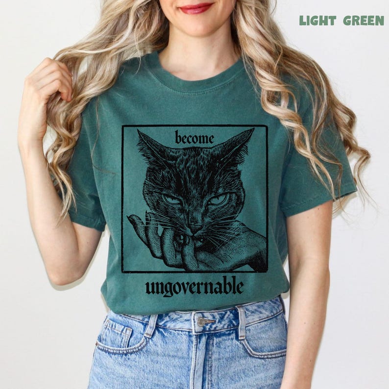 Camiseta Comfort Colors Become Ungovernable Cat, Camiseta Feminista Divertida, Gráfico de Gato Gótico Vintage, Camiseta de Resistencia, Regalo Sarcástico para Mamá de Gatos imagen 4