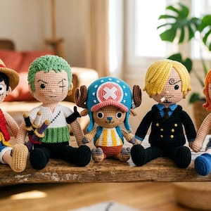 Può includere: Una tazza di ceramica bianca con manico nero e la scritta "But first, coffee" in nero, con un carattere a mano. La tazza è su una superficie bianca.