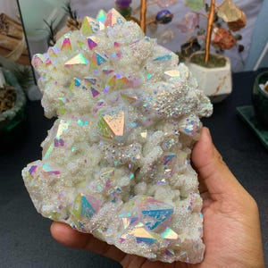 Grupo de cristales de cuarzo Angel Aura de 18 × 13 cm y 1,15 kg. Geoda decorativa de cuarzo Aura natural con soporte de aleación incluido.