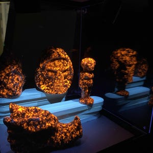 365nm UV-ljus mineraldisplayskåp justerbar storlek 20–50 cm fluorescerande stensamlingsmontre