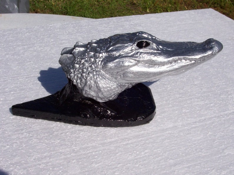 Escultura de cabeza de cocodrilo imagen 2