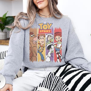 Disney Toy Story 1995 Retro Sweatshirt, Woody Buzz Lightyear Rex Sweatshirt, WDW Disneyland Family Vacation 2026 Trip, Disney Pixar Fest Bild 6