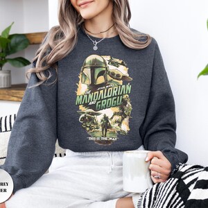 Sudadera vintage de Star Wars The Mandalorian y Grogu, Sudadera Grogu Bounty Hunter, Sudadera de Star Wars estilo años 90, Suéter Baby Yoda, imagen 4