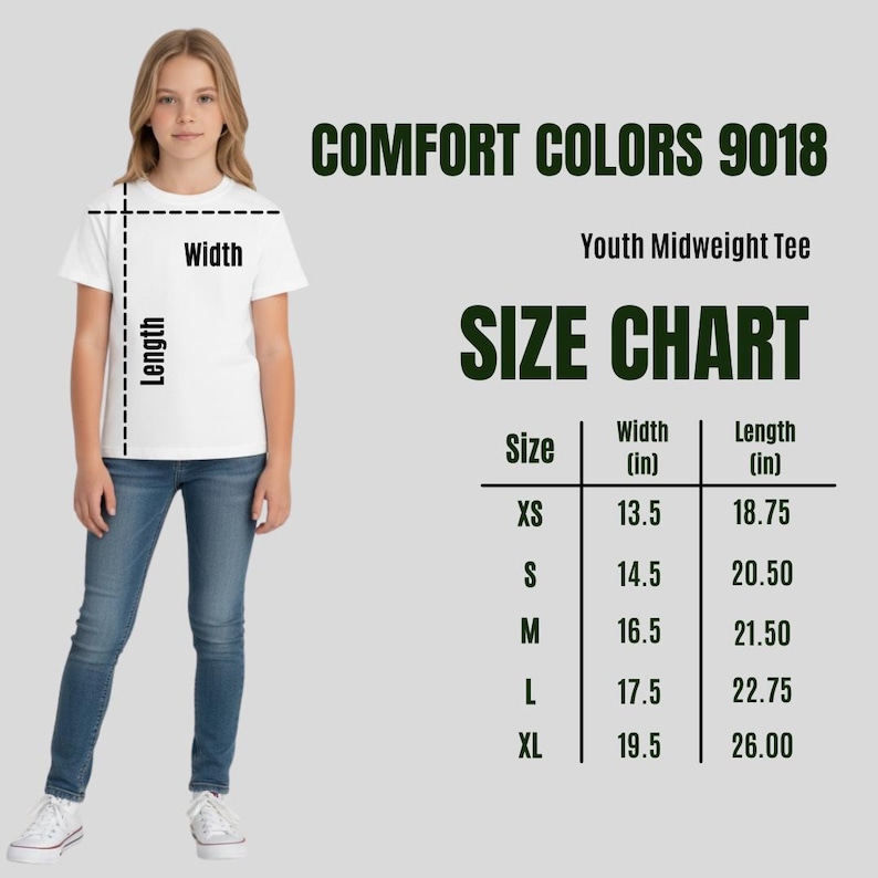 Op de afbeelding: Een persoon draagt een wit T-shirt en een blauwe spijkerbroek. De afbeelding bevat een maattabel voor een jeugd-midweight T-shirt, met afmetingen in inches voor maten XS tot XL. De tekst "COMFORT COLORS 9018" is ook zichtbaar.
