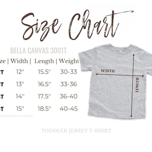 Puede incluir: Una tabla de tallas para una camiseta de jersey para ni&ntilde;os peque&ntilde;os, con medidas en pulgadas. La tabla incluye tallas de 2T a 5T, con los rangos de ancho, largo y peso correspondientes. La camiseta es gris y el texto es marr&oacute;n.