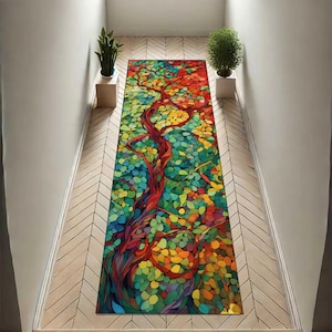 Puede incluir: Una alfombra rectangular con un diseño de árbol colorido. El árbol tiene un tronco y ramas rojas, con hojas verdes, amarillas, naranjas y azules. La alfombra está en un pasillo con paredes blancas y suelo de madera clara.