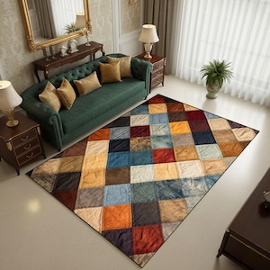 Op de afbeelding: Een groot, rechthoekig patchwork vloerkleed met een zwarte rand. Het kleed heeft een verscheidenheid aan vierkante lappen in tinten bruin, blauw, rood en geel. Het kleed is geplaatst in een woonkamer met een groene bank en een goudomrande spiegel.