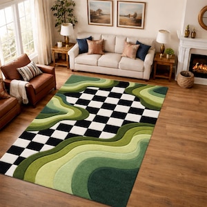 Peut inclure: Un grand tapis avec un design unique. Le tapis présente un motif de damier noir et blanc, entouré de sections ondulées et superposées de nuances de vert. Le tapis est placé dans un salon avec des meubles et de la décoration.