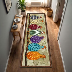 Può includere: Un tappeto rettangolare per corridoio con un design stravagante di sei galline colorate. Ogni gallina ha un motivo unico, tra cui pois, strisce e motivi floreali. Il tappeto ha un bordo marrone e uno sfondo verde chiaro.