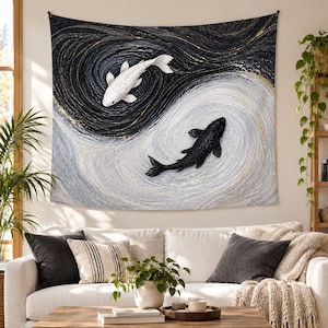 Peut inclure: Une tapisserie murale rectangulaire représentant un motif yin-yang avec une carpe koï blanche nageant dans un tourbillon noir texturé et une carpe koï noire nageant dans un tourbillon gris texturé, rehaussés de fines lignes dorées.