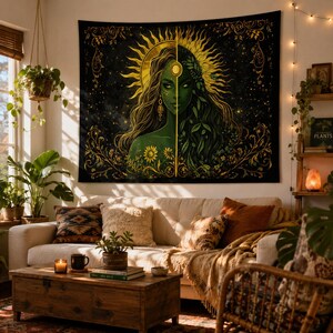 Puede incluir: Un tapiz de pared rectangular que presenta un retrato dividido de una figura con cabello largo, mitad con rayos de sol dorados y mitad con hojas verdes, sobre un fondo oscuro con detalles florales dorados y un símbolo solar central.