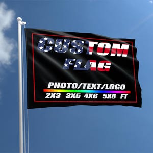 Puede incluir: Una bandera negra personalizada ondeando al viento contra un cielo azul. La bandera presenta el texto "CUSTOM FLAG" en blanco y azul, con un borde rojo. También muestra "PHOTO/TEXT/LOGO" y opciones de tamaño en pies.