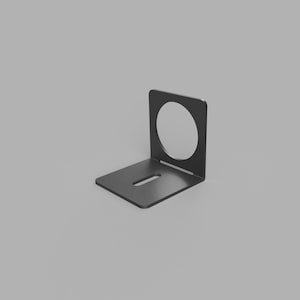 Pode incluir: Um suporte em ângulo reto cinza escuro com um recorte circular e uma base ranhurada. O suporte é feito de metal e parece ser projetado para montagem ou suporte. O design é simples e funcional, com linhas limpas e uma estética minimalista.