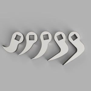 Puede incluir: Un conjunto de cinco componentes metálicos de color plateado, cada uno con una forma curva similar a un gancho y un orificio cuadrado en la parte superior. Las piezas varían ligeramente en su curvatura y puntas, con un borde dentado.