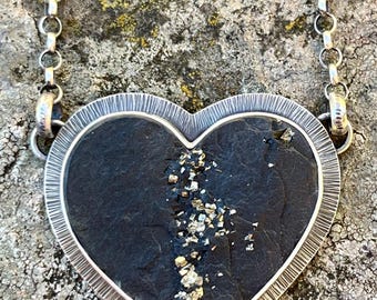 Collar con forma de corazón de pizarra y drusa de pirita natural