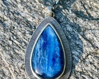 Collar con colgante de cianita en forma de lágrima