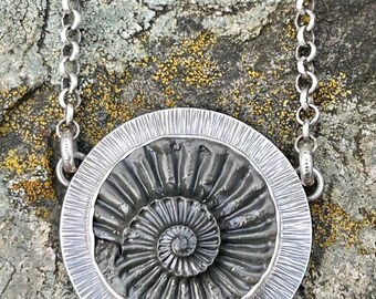 Collar negativo de amonita piritizada