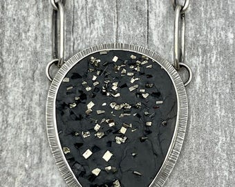 Collar de drusa de pirita natural en pizarra