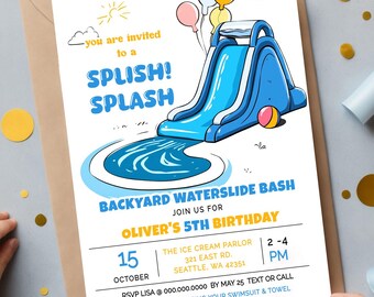 Könnte beinhalten: Einladungskarte mit einer Illustration einer blauen Wasserrutsche und den Worten "SPLISH! SPLASH!". Die Einladung gilt für Olivers 5. Geburtstag mit Datum, Uhrzeit und Veranstaltungsort. Bitte Badesachen und Handtuch mitbringen.