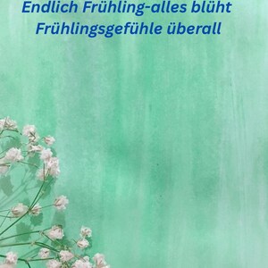 Peut inclure: Une branche de fleurs blanches avec une tige verte sur un fond vert clair texturé. L'image comprend le texte "Endlich Frühling-alles blüht Frühlingsgefühle überall" en bleu, suggérant un thème printanier.