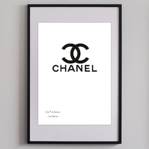 Könnte beinhalten: Gerahmter Kunstdruck mit dem schwarzen Chanel-Logo und dem Markennamen in fetter Schrift. Darunter steht der Text: „I don't do fashion, I am fashion“. Der Druck befindet sich auf weißem Hintergrund, in einem schwarzen Rahmen. Chanel Inspired Poster Printable, I Don’t Do Fashion I Am Fashion Quote, Luxury Fashion Decor | Personalisierung möglich!