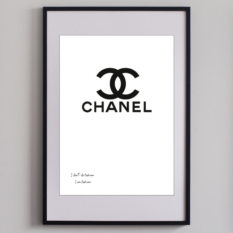 Könnte beinhalten: Gerahmter Kunstdruck mit dem schwarzen Chanel-Logo und dem Markennamen in fetter Schrift. Darunter steht der Text: „I don't do fashion, I am fashion“. Der Druck befindet sich auf weißem Hintergrund, in einem schwarzen Rahmen. Chanel Inspired Poster Printable, I Don’t Do Fashion I Am Fashion Quote, Luxury Fashion Decor | Personalisierung möglich!