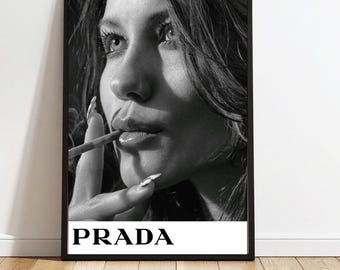 Pôster vintage em preto e branco de uma mulher fumando para imprimir, arte de parede com estética de filme noir, impressão digital retrô para download, decoração com ar sombrio.