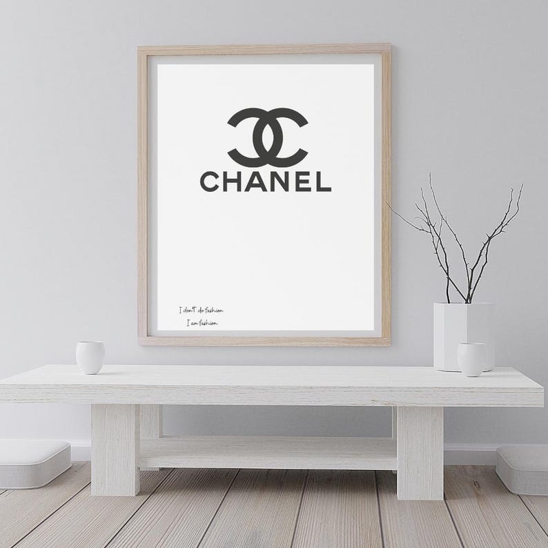 Könnte beinhalten: Ein gerahmter Druck mit dem Chanel-Logo in Schwarz auf weißem Hintergrund. Das Wort "CHANEL" ist unter dem Logo aufgedruckt. Der Druck befindet sich in einem hellen Holzrahmen und enthält den Text "I don't do fashion, I am fashion." Chanel Inspired Poster Printable, I Don’t Do Fashion I Am Fashion Quote, Luxury Fashion Decor | Personalisierung möglich!