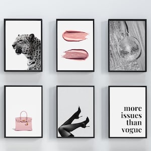 Könnte beinhalten: Ein Set aus sechs gerahmten Wandbildern mit einem schwarz-weißen Leoparden, zwei rosa Lippenstift-Abdrücken, einer Discokugel, einer rosa Handtasche, Beinen in schwarzen Strümpfen mit High Heels und dem schwarzen Text more issues than vogue auf Weiß.