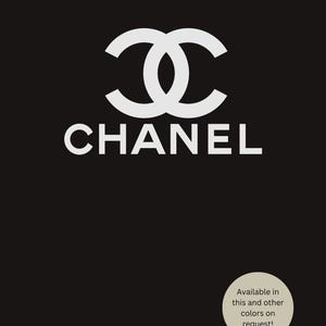Könnte beinhalten: Schwarzer Hintergrund mit dem weißen Chanel-Logo und dem Wort "CHANEL" in Weiß. Der Text "I don't do fashion. I am fashion." befindet sich unten links. Eine kreisförmige Textblase sagt "Erhältlich in dieser und anderen Farben auf Anfrage!" Chanel Inspired Poster Printable, I Don’t Do Fashion I Am Fashion Quote, Luxury Fashion Decor | Personalisierung möglich!