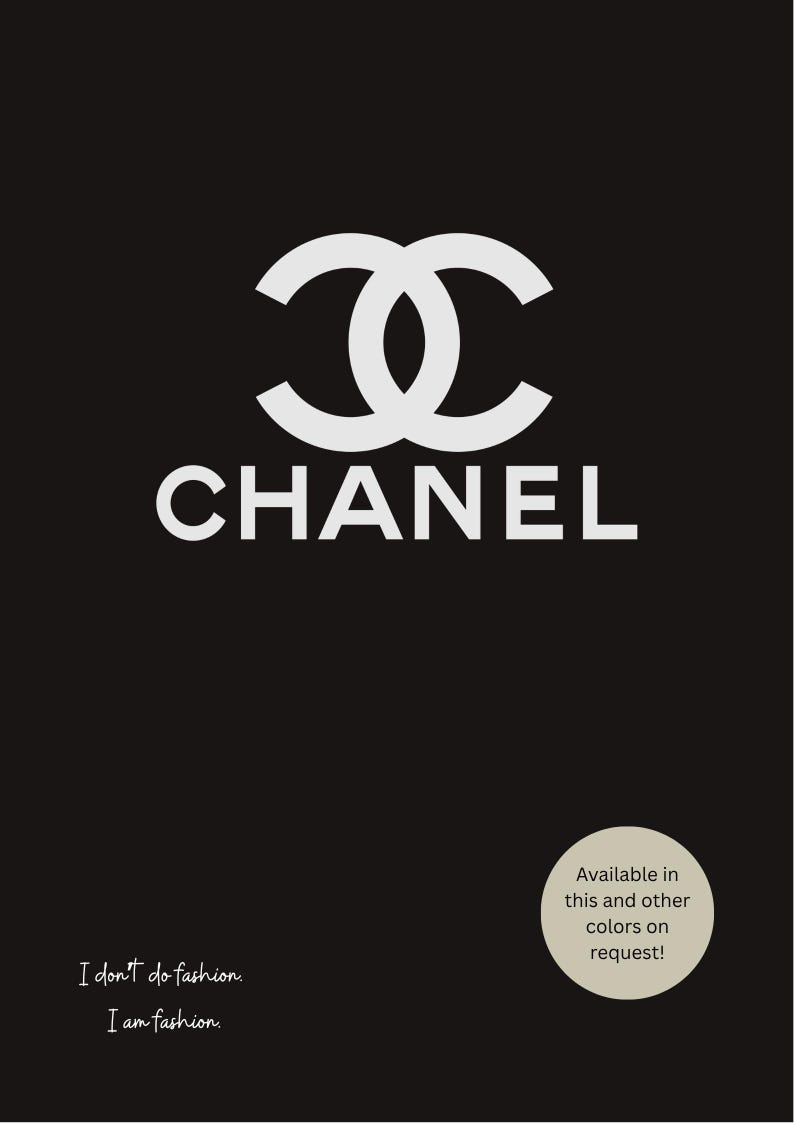 Könnte beinhalten: Schwarzer Hintergrund mit dem weißen Chanel-Logo und dem Wort "CHANEL" in Weiß. Der Text "I don't do fashion. I am fashion." befindet sich unten links. Eine kreisförmige Textblase sagt "Erhältlich in dieser und anderen Farben auf Anfrage!" Chanel Inspired Poster Printable, I Don’t Do Fashion I Am Fashion Quote, Luxury Fashion Decor | Personalisierung möglich!