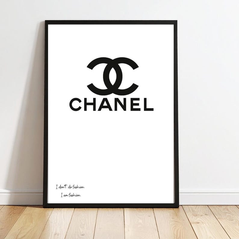 Könnte beinhalten: Schwarz gerahmtes Wandbild mit dem Chanel-Logo in Schwarz auf weißem Hintergrund. Das Wort "CHANEL" steht unter dem Logo. Der Text "I don't do fashion. I am fashion" befindet sich unten. Chanel Inspired Poster Printable, I Don’t Do Fashion I Am Fashion Quote, Luxury Fashion Decor | Personalisierung möglich!
