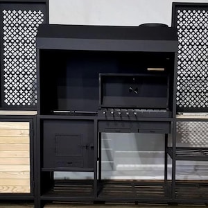 Cucina esterna per una casa di campagna, area barbecue, griglia esterna