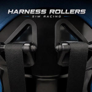 Pode incluir: Um assento de corrida azul com rolos de arnês pretos e tiras de tecido pretas. O texto HARNESS ROLLERS SIM RACING está impresso em branco e azul no topo. O assento tem uma estrutura preta brilhante com duas aberturas triangulares.