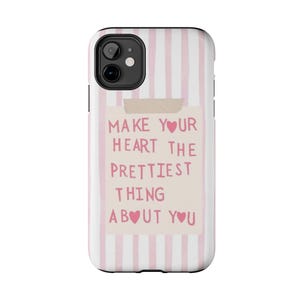 Könnte beinhalten: Ein Handy-Case mit weißem und rosa Streifenmuster. Ein hellbraunes Rechteck ist mit dem Text "MAKE YOUR HEART THE PRETTIEST THING ABOUT YOU" in rosa Buchstaben auf dem Case befestigt. Das Case hat eine schwarze Kameralinse.