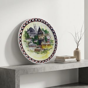 手描きのガラタ塔セラミックプレート、イスタンブールの街並みを描いた陶器、職人による赤と黒の装飾、ユニークなトルコのランドマークアート、伝統の贈り物