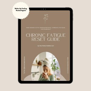 Puede incluir: Una tableta digital muestra una guía titulada "Chronic Fatigue Reset Guide" de One Works Holistics LLC. La portada es de color marrón apagado con texto y un diseño floral. La imagen incluye el texto "Wake Up Feeling Rested Again!" y una mujer bebiendo de una taza.