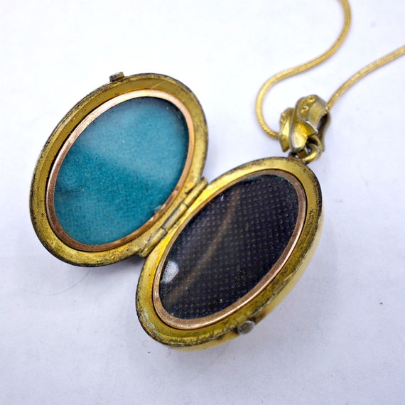 Antique Etruscan Revival Locket, Victorian Gold F… - image 9