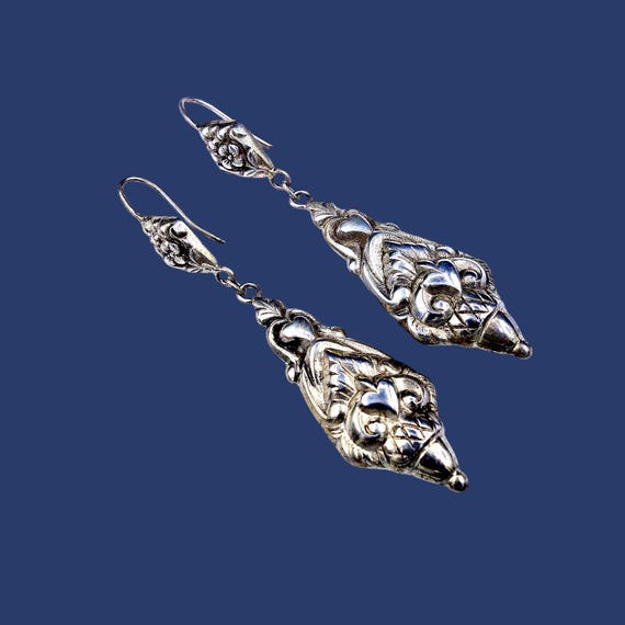 Embossed Silver Dangle Earrings: Lightweight Pier… - image 8