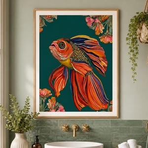 Könnte beinhalten: Gerahmter Kunstdruck mit einer farbenfrohen Goldfisch-Illustration. Der Fisch hat leuchtend orange, rote und gelbe Schuppen und Flossen, vor einem dunkelgrünen Hintergrund. Florale Akzente umrahmen das Bild und verleihen ihm eine dekorative Note.