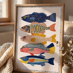 Könnte beinhalten: Ein gerahmter Kunstdruck mit fünf farbenfrohen Fischillustrationen. Die Fische sind in verschiedenen Farben dargestellt, darunter Blau, Gelb, Rosa und Orange, mit detaillierten Mustern. Das Kunstwerk wird in einem Holzrahmen präsentiert, was dem maritimen Thema eine natürliche Note verleiht.