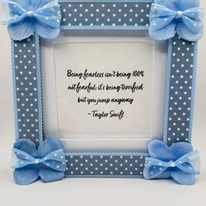 Marco de fotos floral de 4x4 inspirado en Taylor Swift / Decoración con lazo de hortensias / Regalo para fans de Swift / Marco de escritorio estilo cottagecore / Decoración de habitación con estética de época