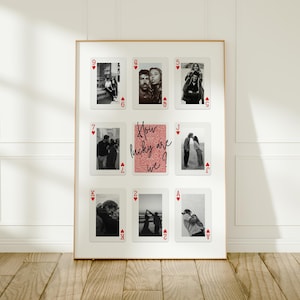 Peut inclure: Une affiche murale encadrée présentant une grille de neuf cartes à jouer avec des cœurs rouges. Huit cartes affichent des photographies en noir et blanc de couples, tandis que la carte centrale présente un fond rouge à motifs avec le texte How lucky are we?