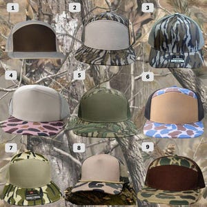 Op de afbeelding: Negen verschillende truckerpetten met diverse camouflagepatronen en effen gekleurde voorpanelen. De petten hebben mesh ruggen en platte kleppen. Kleuren zijn bruin, beige, groen en blauw, met diverse camouflage ontwerpen.